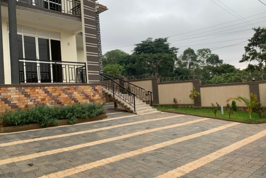 This-new-house-for-quick-sale-in-Kiwatule-Kampala-36-1170×785